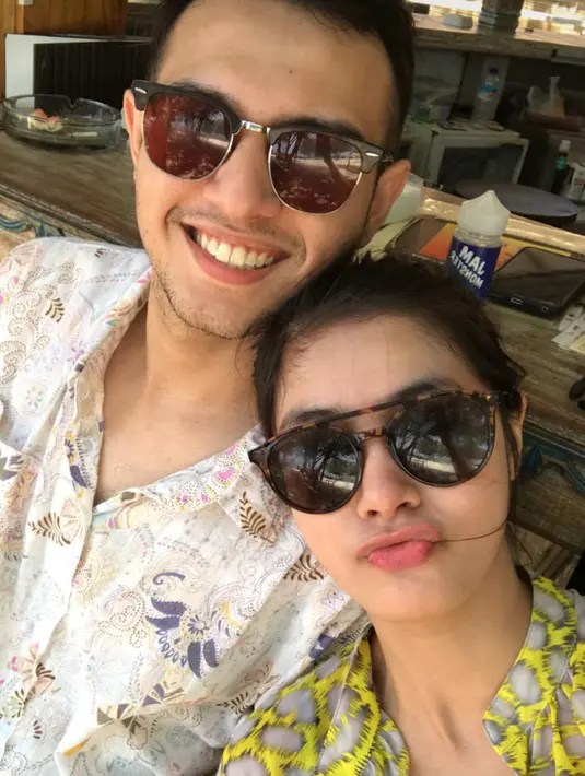 Kebahagiaan tampaknya sedang melingkupi pasangan ini. Lihat saja, senyuman Rifky Balweel dan Biby Alraen begitu merekah. (Foto: instagram.com/bibyalraen13)