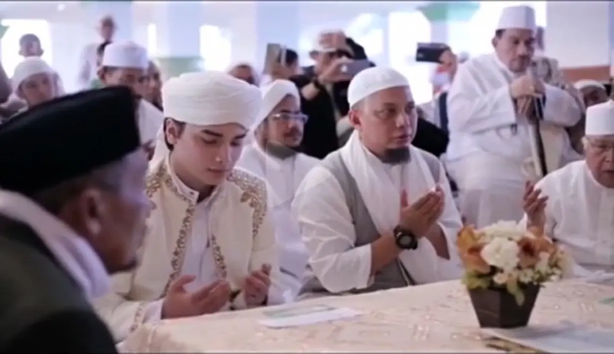 Pernikahan diusia muda itu manjadi banyak pembicaraan dari netizen. Lantaran calon kepala rumah tangga itu baru berusia 17 tahun. Bahkan sebelum nikah, Alvin meminta izin di Pengadilan Agama Cibinong. (Via: Instagram/alvin_411)