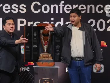 Ketua Umum PSSI, Erick Thohir (kiri) bersama Ketua Steering Committee (SC) Piala Presiden 2024, Maruarar Sirait saat memberi keterangan terkait turnamen Piala Presiden 2024 di SCTV Tower, Senayan, Jakarta, Senin (15/7/2024). (Liputan6.com/Angga Yuniar)