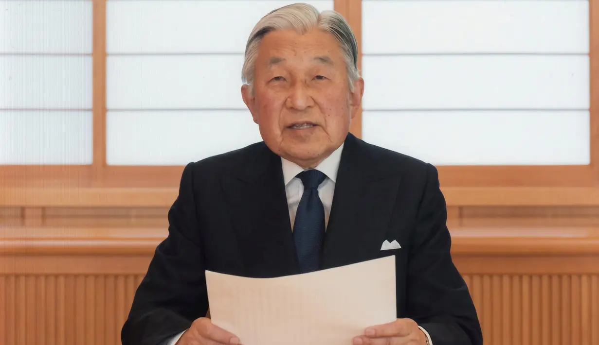 Kaisar Jepang Akihito saat berpidato di Istana Kekaisaran di Tokyo, Jepang, (7/8). Video rekaman pidato berdurasi 10 menit ini ditayangkan di stasiun televisi nasional membuat warga Jepang terkejut. (Imperial Household Agency of Japan/Handout via Reuters)