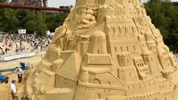 Sejumlah seniman saat menyelesaikan istana pasir di Landschaftspark di Duisburg, Jerman , (1/9). Seniman dari Duisburg burusaha meraih Guinness Book of World Records dengan membuat istana pasir tertinggi yang pernah ada. (Marcel Kusch / dpa via AP)