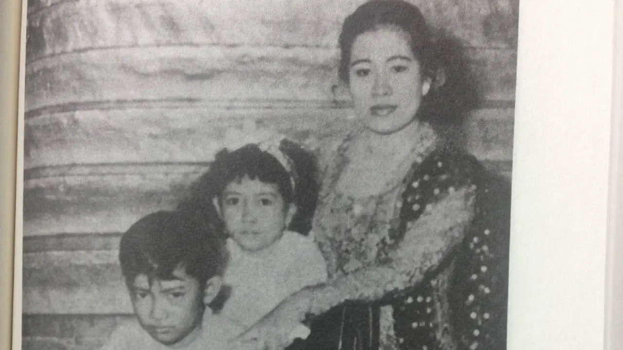 Fatmawati bersama Guntur Sukarnoputra dan Megawati Sukarnoputi