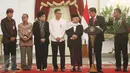 Presiden Joko Widodo (Jokowi) bertemu dengan delapan tokoh dari organisasi lintas agama di Istana Merdeka, Jakarta, Selasa (16/5). Jokowi juga menegaskan bahwa dasar negara Republik Indonesia adalah Pancasila.  (Liputan6.com/Angga Yuniar)