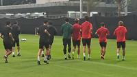 Timnas Jepang menggelar latihan perdana di Lapangan A Gelora Bung Karno (GBK), Jakarta Pusat, Senin (11/11/2024) sore WIB. Jepang dijadwalkan bersua Timnas Indonesia pada laga lanjutan Grup C putaran ketiga kualifikasi Piala Dunia 2026 zona Asia. (Bola.com/Muhammad Adi Yaksa)