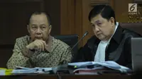 Terdakwa penerbitan SKL terhadap obligor BLBI, Syafruddin Arsyad Temenggung bersama penasehat hukumnya saat menjalani sidang lanjutan di Pengadilan Tipikor, Jakarta, Rabu (6/6). Sidang mendengar keterangan saksi. (Liputan6.com/Helmi Fithriansyah)