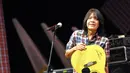 Gitar tersebut biasa dipakai Gitaris God Bless itu untuk berlatih, Jakarta, Senin (23/6/14). (Liputan6.com/Panji Diksana)