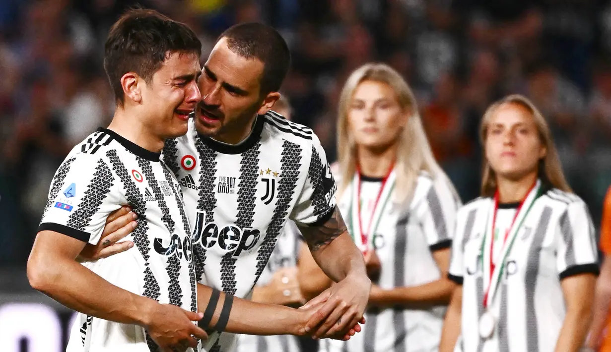 Seusai pertandingan, kedua pemain ini berpamitan dengan para pemain dan suporter Juventus. Keduanya akan pergi dari Juventus bersamaan dengan berakhirnya musim 2021/2022 dan belum memutuskan kemana akan berlabuh. (AFP/Marco Bertorello)