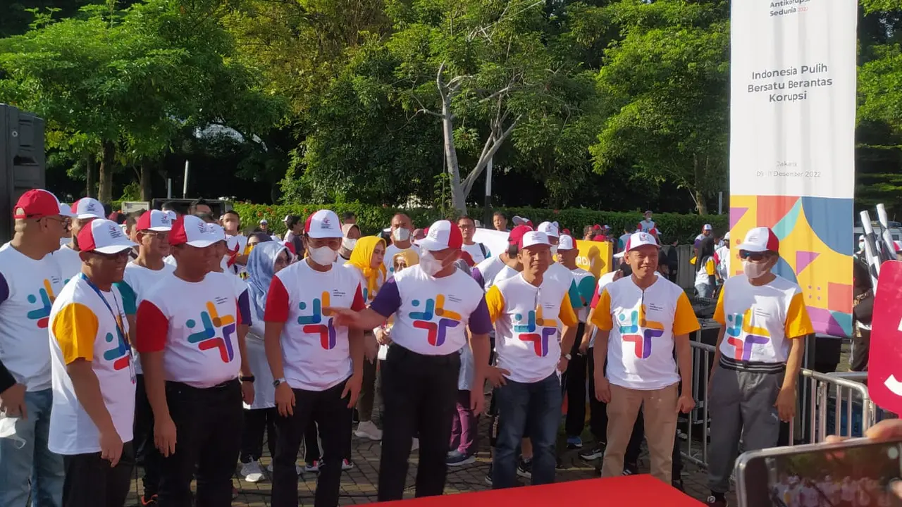 Komisi Pemberantasan Korupsi (KPK) menggelar acara gerak jalan sehat untuk meramaikan perayaan sekaligus menutup rangkaian Hari Anti Korupsi Sedunia (Hakordia) 2022.