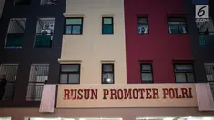 Tampak suasana Rumah Susun (Rusun) Promoter Polri dari depan di Kebon Jeruk, Jakarta Barat, Rabu (28/11). Rusun dengan 17 lantai terdiri atas 255 unit dibangun dengan dana APBD. (Liputan6.com/Faizal Fanani)