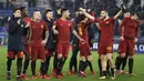 Para pemain AS Roma merayakan kemenangan atas Qarabag pada laga Liga Champions di Stadion Olimpico, Roma, Rabu (6/12/2017). AS Roma Menang 1-0 atas Qarabag. (AP/Alessandra Tarantino)