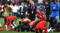 Para pemain Maroko tetap bersujud syukur dan berterima kasih kepada penonton usai pertandingan melawan Prancis pada semifinal Piala Dunia 2022 di Stadion Al-Bayt di Al Khor, Doha, Kamis (15/12/2022). Maroko kalah dari Prancis 2-0 dan gagal melaju ke final Piala Dunia 2022. (AFP/ADRIAN DENNIS)