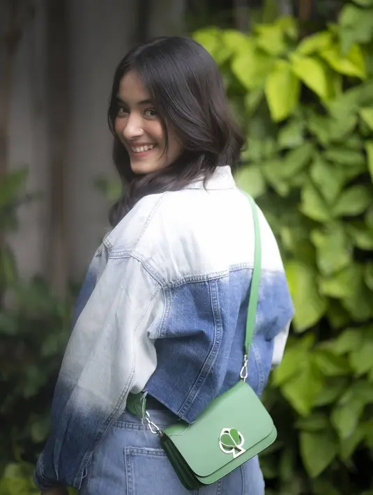 Mawar De Jongh memang memiliki aura positif yang membuatnya disukai publik. Ia selalu berhasil membagikan aura positif seperti berfoto senyum manis dari samping. Mawar terlihat begitu menawan saat bergaya seperti ini\. (Liputan6.com/IG/@mawar_eva)