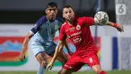 Penyerang Persija Jakarta, Marco Simic (kanan) berusaha melewati penjagaan bek Persela Lamongan, Moch Zaenuri saat laga pekan keempat BRI Liga 1 2021/2022 di Stadion Pakansari, Bogor, Jumat (24/09/2021). Persija Jakarta membungkam Persela Lamongan 2-1. (Bola.com/Bagaskara Lazuardi)