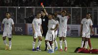 Pemain Timor Leste, Nelson Pinto, mendapat kartu merah saat melawan Indonesia pada laga Kualifikasi Piala AFC U-19 2020 di Stadion Madya, Jakarta, Rabu, (6/11/2019). Indonesia menang 3-1 atas Timor Leste. (Bola.com/M Iqbal Ichsan)
