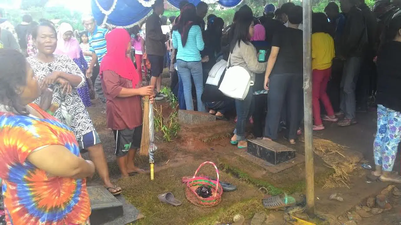 Puluhan Makam Rusak Terinjak Pelayat Olga Syahputra