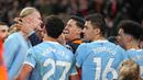 Para pemain Manchester City merayakan gol yang dicetak oleh Erling Haaland pada laga Liga Inggris di Stadion Anfield, Senin (9/2/2026) dini hari WIB. (AP Photo/Jon Super)