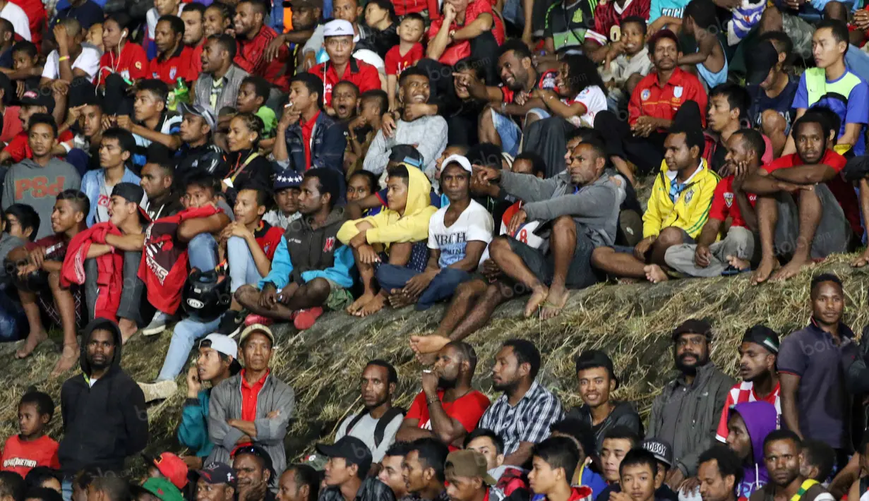 Warga menyaksikan pertandingan Persipura melawan Persija dengan santai di dekat tribun VIP dalam laga pembuka Torabika Soccer Championship 2016 di Stadion Mandala, Jayapura, Papua, Jumat (29/4/2016). (Bola.com/Nicklas Hanoatubun) 