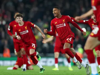 Para pemain Liverpool merayakan kemenangan atas Arsenal pada laga Piala Liga Inggris 2019 di Stadion Anfield, Rabu (30/10). Liverpool menang adu penalti atas Arsenal dengan skor 5-4. (AP/Jon Super)