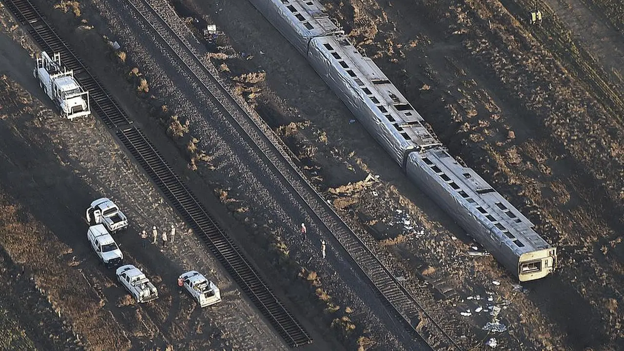 Bagian kereta Amtrak yang tergelincir di Montana, Sabtu (26/9) (APPhoto)