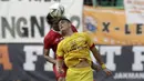 Striker Bhayangkara FC, Ramiro Fergonzi, berebut bola atas dengan Bek Persija Jakarta, Ryuji Utomo, pada laga Shopee Liga 1 di Stadion Patriot Chandrabhaga, Bekasi, Sabtu (10/8). Persija bermain imbang 1-1 atas Bhayangkara. (Bola.com/Yoppy Renato)