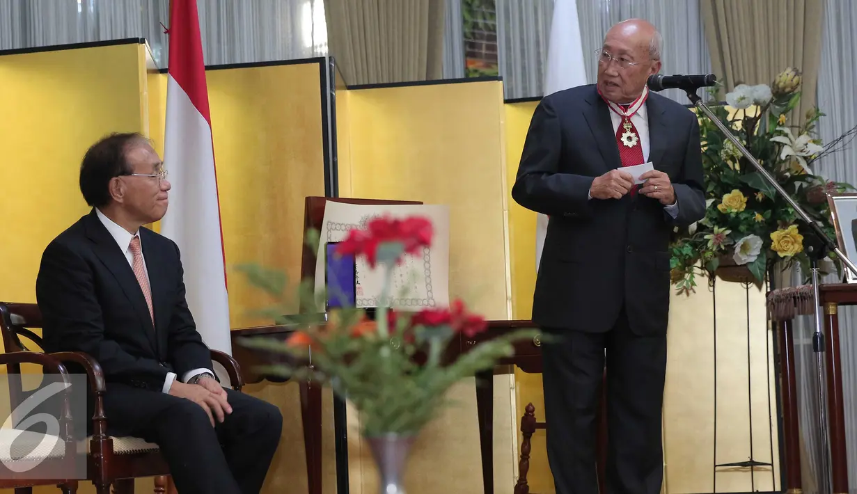 Pengusaha, Sofjan Wanandi memberikan sambutan usai menerima penghargaan dari pemerintah Jepang di Jakarta, Selasa (1/12). Sofjan dinilai berkontribusi bagi perkembangan hubungan ekonomi antara Jepang dengan Indonesia. (Liputan6.com/Angga Yuniar)