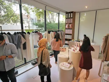 Pengunjung melihat beberapa koleksi Duma Home pada pembukaan pop up store kedua dari Duma Home di The shop at Myris, Jakarta, Sabtu (2/12). Duma Home mengusung konsep store one stop shopping. (Liputan6.com/Herman Zakharia)