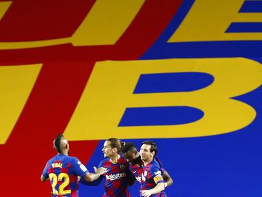 Para pemain Barcelona merayakan gol yang dicetak oleh Lionel Messi ke gawang Leganes pada laga La Liga di Stadion Camp Nou, Selasa (16/6/2020). Barcelona menang 2-0 atas Leganes. (AP Photo/Joan Montfort)