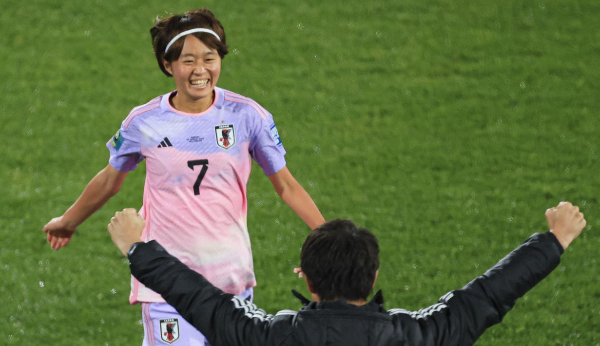 Pemain Jepang, Hinata Miyazawa (kiri) melakukan selebrasi bersama pelatih kepala Futoshi Ikeda setelah mencetak gol ketiga timnya ke gawang Norwegia pada laga 16 besar Piala Dunia Wanita 2023 di Wellington Regional Stadium, Wellington, Selandia Baru, Sabtu (05/08/2023). (AFP/Grant Down)