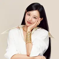 Jadi wajah Bvlgari Serpenti, Kim Ji Won tampil dengan wajah glowing dan flawless. Lipstik cokelat jadi sentuhan minimalis di wajahnya [@geewoni]