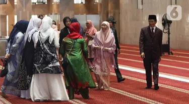 Istri Perdana Menteri Malaysia, Wan Azizah Wan Ismail didampingi Imam Besar Masjid Istiqlal Nasaruddin Umar saat mengunjungi Masjid Istiqlal, Jakarta Senin (9/1/2023). Wan Azizah tampak mengenakan pakaian berwarna pink. (Liputan6.com/Herman Zakharia)