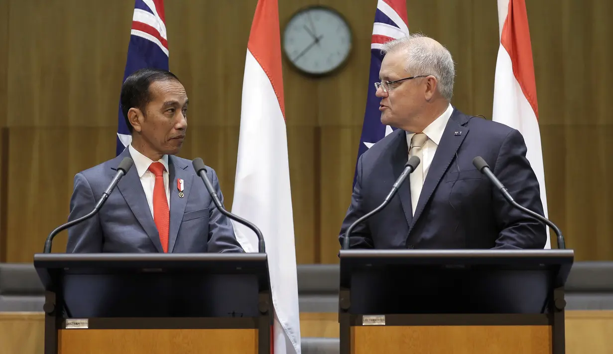 Presiden Joko Widodo (kiri) dan PM Australia Scott Morrison memberikan keterangan bersama di Gedung Parlemen di Canberra, Senin, (10/2/2020). Kedua pemimpin mengadakan pertemuan empat mata yang membahas berbagai hal. (AP Photo/Rick Rycroft)