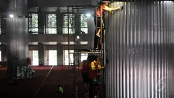 Suasana menjelang Ramadhan di Masjid Istiqlal, Jakarta, Selasa (19/5/2015). Kegiatan pembersihan tiang tersebut guna menyambut bulan suci Ramadan yang jatuh pada pertengahan Juni mendatang. (Liputan6.com/JohanTallo)