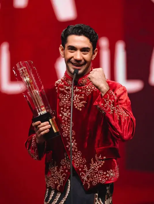 Pemeran Utama Pria Terbaik diberikan kepada Reza Rahadian lewat filmya Berbalas Kejam. Reza tampil dengan beskap merah berbordir emas, dipadukan kain batiknya.  [@hagaipakan]