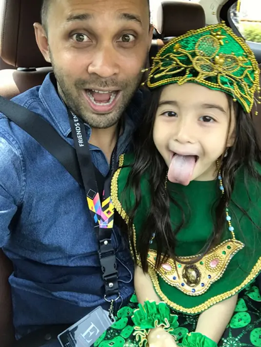 "Saya berusaha menjadi lebih baik di tahun berikutnya. Tahun ini lebih baik. Yang dirindukan paling momen berkumpul kebersamaan momen sahur dan berbuka," pungkas Teuku Zacky. (Instagram/teukuzacky)