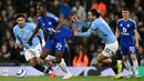 Pemain Manchester City, Jack Grealish (tengah kanan) berebut bola dengan pemain Leicester, Boubakary Soumare dalam laga lanjutan Liga Inggris 2024/2025 di Etihad Stadium, Manchester, Inggris, Rabu (02/04/2025) waktu setempat. (AFP/Oli Scarff)