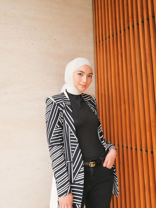 Para pecinta monokrom bisa tiru gaya Citra Kirana kenakan blazer dipadukan jeans [@citraciki]