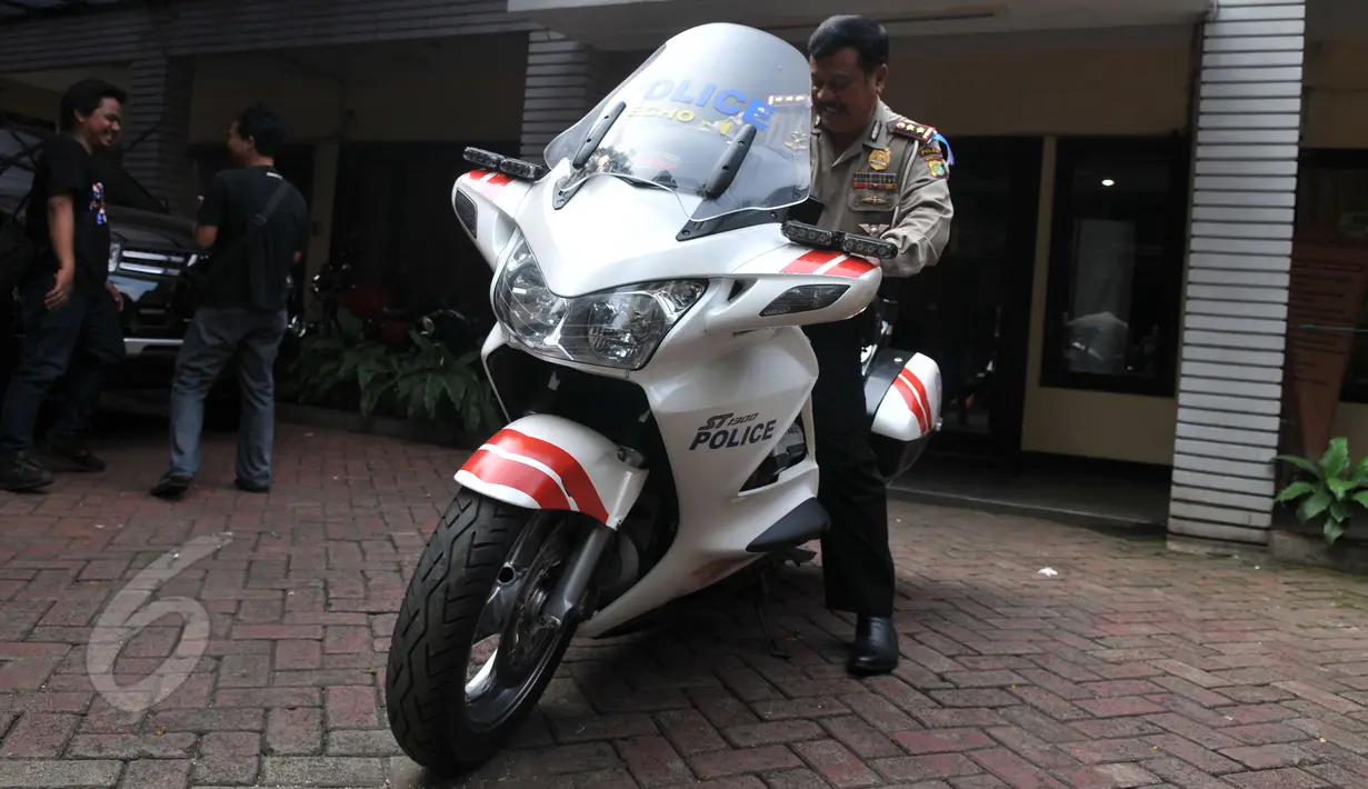Polda Metro Jaya menggelar barang bukti sebuah motor gede milik Rocky Herdarmel di Mapolda Metro Jaya, Jakarta, Selasa (2/6/2015). Rocky diringkus polisi saat menerobos busway di Jalan Panjang, Kebonjeruk, Jakarta Barat. (Liputan6.com/Johan Tallo)