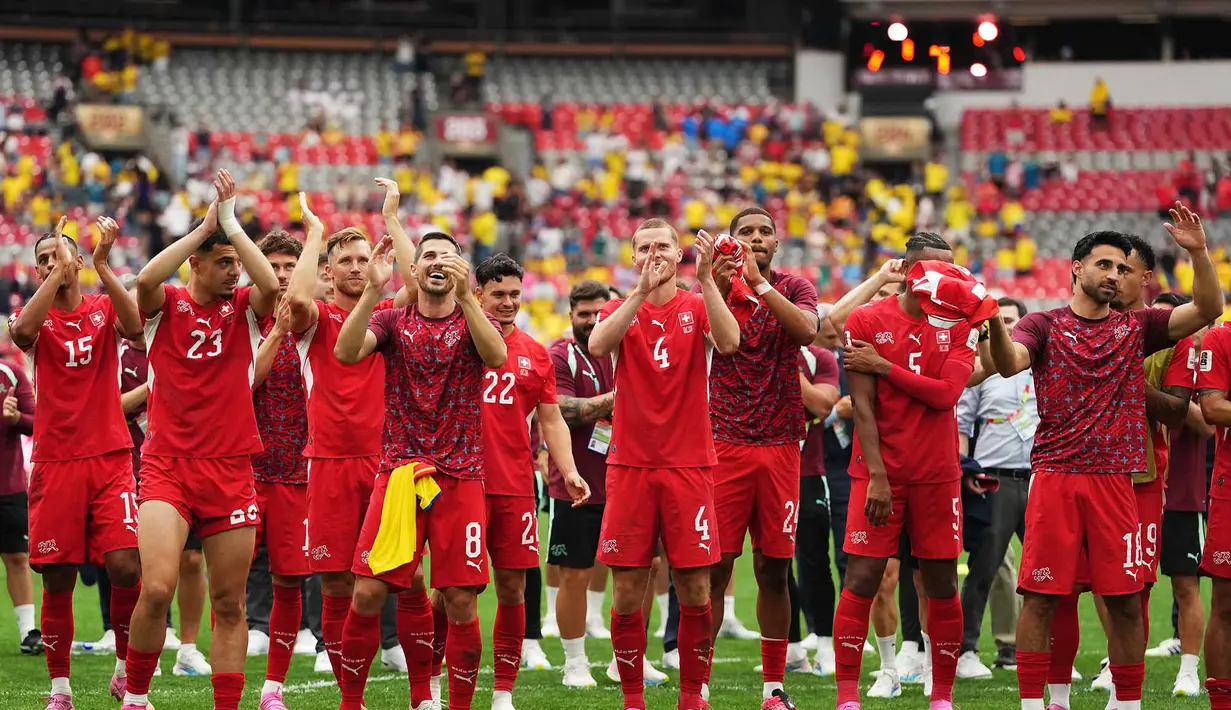 Para pemain Swiss memberi hormat kepada para supporter  setelah memenangkan adu penalti dalam pertandingan sepak bola babak 16 besar Piala Dunia antara Swiss dan Kolombia di Vancouver, British Columbia, Selasa, 7 Juli 2026. (AP/ The Canadian Press/ Ethan Cairns)