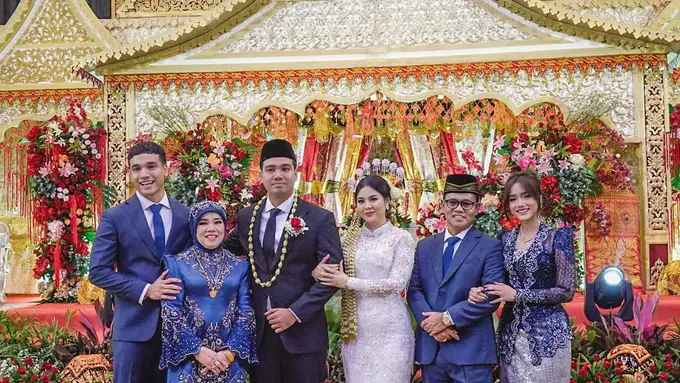 Gaya Keluarga Fuji An di Momen Akad dan Resepsi Pernikahan Frans Faisal, Glamor Nuansa Biru-Emas
