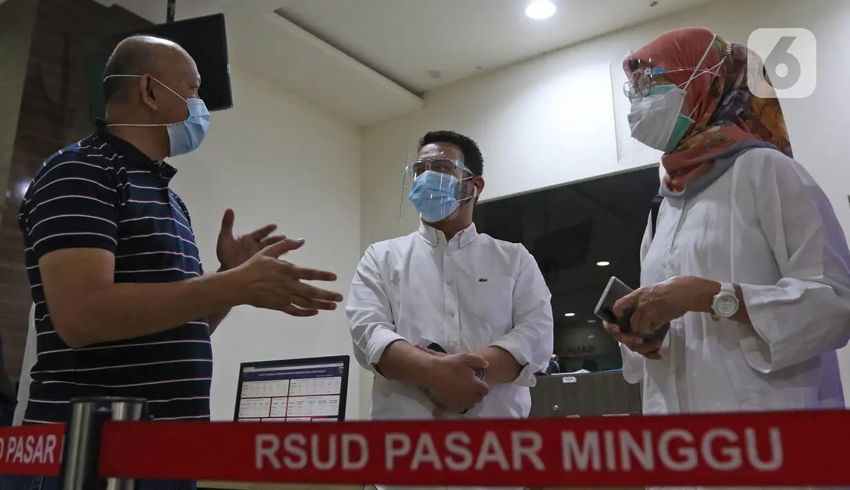 Wakil Gubernur DKI Ahmad Riza Patria (tengah) berbincang dengan dokter spesialis paru dr M Yanuar (kiri) dan Kepala Dinas Kesehatan DKI Jakarta dr. Widyastuti, MKM saat meninjau Rumah Sakit Umum Daerah (RSUD) khusus Covid-19 di Pasar Minggu, Jakarta, Sabtu (3/10/2020). (Liputan6.com/Herman Zakharia)