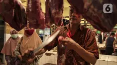 Pedagang daging melayani pembeli di Pasar Kebayoran Lama, Jakarta, Senin (3/5/2021). Pemerintah melalui Menteri Pertanian Syahrul Yasin Limpo menegaskan pihaknya siap melakukan intervensi jika stok daging langka dan terdapat lonjakan harga pada bulan Ramadan. (Liputan6.com/Johan Tallo)