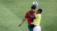 Pemain Timnas Maroko U-17, Yasser Al Essaiti (kiri) berduel udara dengan pemain Timnas Ekuador U-17, Jairo Reyes pada laga kedua Grup A Piala Dunia U-17 2023 di Stadion Gelora Bung Tomo (GBT), Surabaya, Senin (13/11/2023). (Bola.com/Bagaskara Lazuardi)