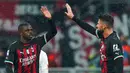 Pemain AC Milan Pierre Kalulu (kiri) merayakan golnya saat melawan AS Roma pada pertandingan sepak bola Serie A Liga Italia di Stadion San Siro, Milan, Italia, 8 Januari 2023. Pertandingan berakhir imbang 2-2. (Spada/LaPresse via AP)