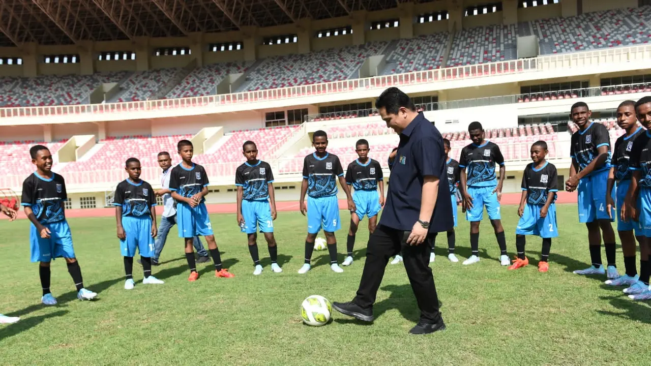 Presiden Jokowi didampingi Menteri BUMN Erick Thohir meresmikan pusat pelatihan sepak bola di Stadion Lukas Enembe Papua. Peresmian Papua Football Academy (PFA) ini digadang jadi pengembangan potensi anak-anak asli papua.