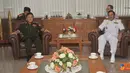 Citizen6,Jakarta:Panglima TNI Laksamana TNI Agus Suhartono, S.E, menerima kunjungan Panglima Angkatan Bersenjata Laos, MG. Sanyahak Phomvihane dan Panglima Angkatan Bersenjata Vietnam LTG Do Ba Ty, di Mabes TNI Cilangkap, Jakarta Timur, Rabu (30/3).(BBB)
