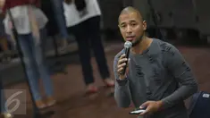 Penyanyi Marcell saat latihan untuk konser "3 Dekade Cinta Chrisye" di kawasan Fatmawati, Jakarta, Jumat (26/8). Konser ini akan melibatkan beberapa artis lintas generasi. (Liputan6.com/Herman Zakharia)