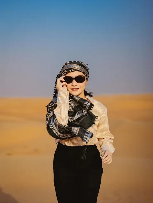 Meski berfoto di tengah padang pasir, Prilly Latuconsina pilih tampil dengan gaya formal [@prillylatuconsina96]