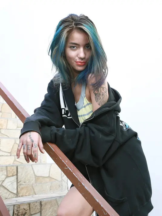 Selain bentuk tulisan dalam tattonya, ada juga yang bergambar burung hantu. (Galih W. Satria/Bintang.com)