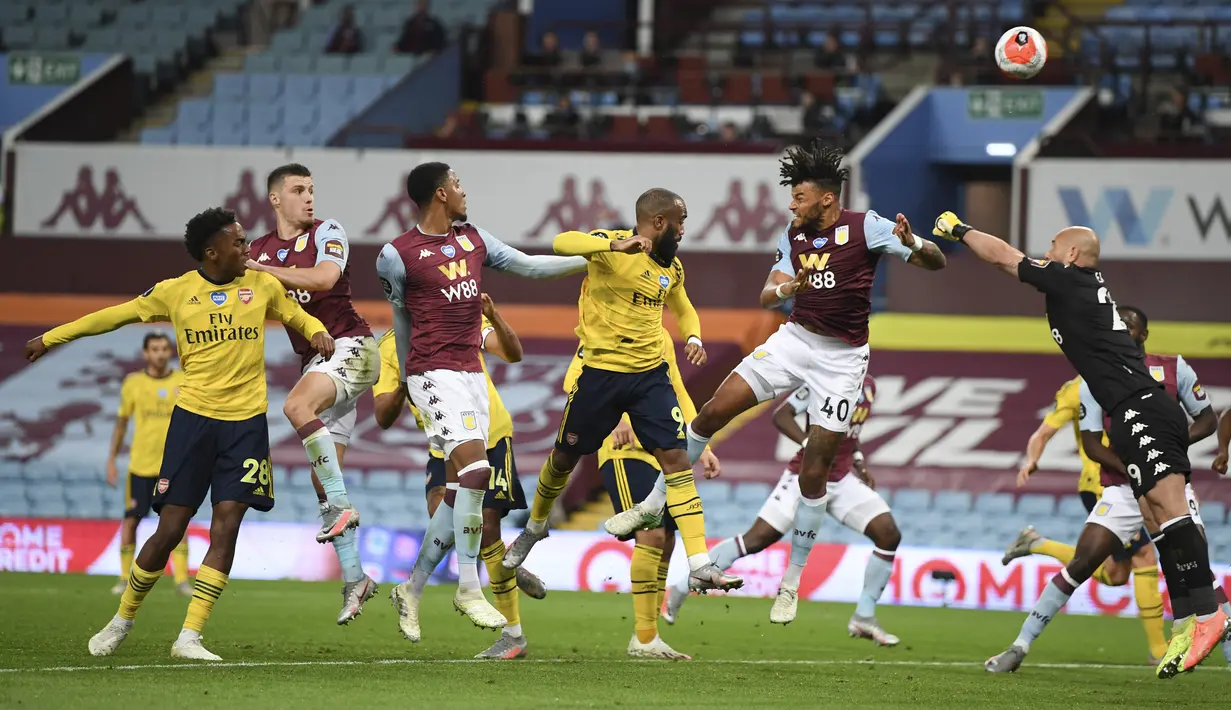 Kiper Aston Villa Pepe Reina (kanan) melakukan aksi penyelamatan saat menghadapi Arsenal pada pertandingan Liga Premier Inggris di Villa Park, Birmingham, Inggris, Selasa (21/7/2020). Aston Villa menang 1-0. (AP Photo/Shaun Botterill, Pool)