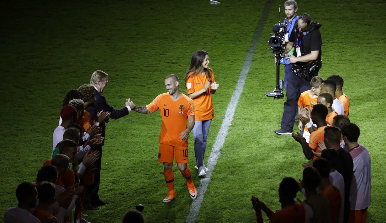 Pemain Belanda, Wesley Sneijder, menyalami rekan nya usai menjalani laga terakhir bersama timnas Belanda di Stadion Johan Cruijff, Amsterdam, Kamis (6/9/2018). Sneijder telah mencatatkan 134 penampilan dan menyumbang 31 gol. (AP/Peter Dejong)